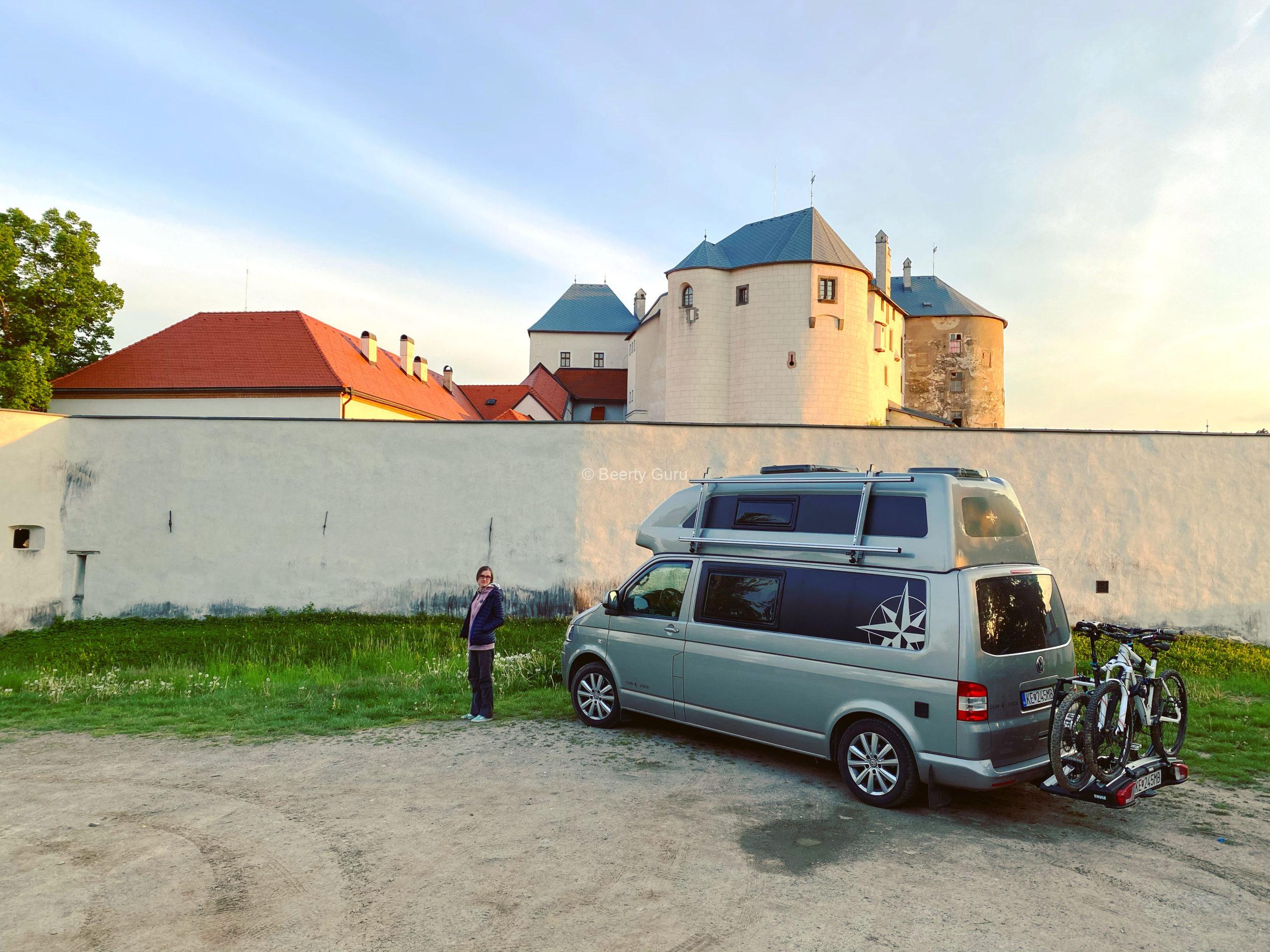 Prespanie v karavane alebo dodávke mimo kempu na Slovensku