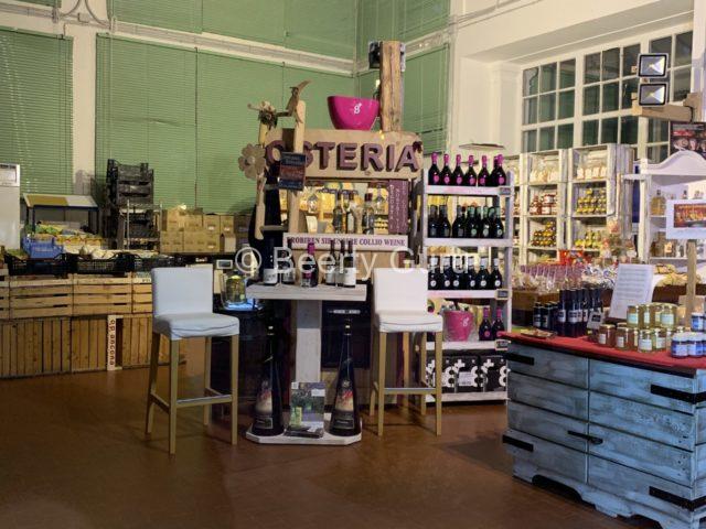 グラド中心部の小さな市場