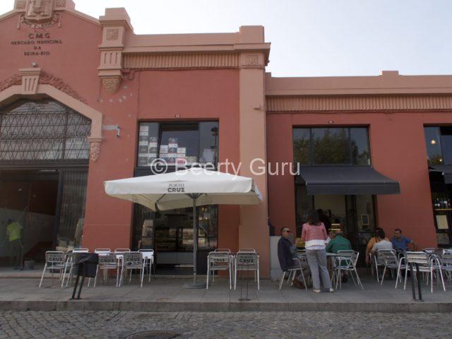 川沿いのカフェとバー